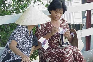 Ninh Thuận phạt oan người bán vé số dạo!