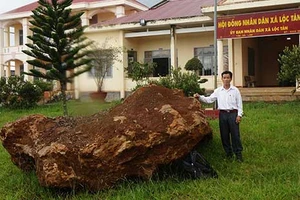 Tạm giữ tảng đá quý nặng khoảng 20 tấn