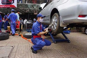 Ngành ô tô Việt đã sản xuất được gương, kính...