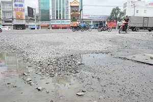 Dân khổ vì bụi thi công, tái lập ẩu