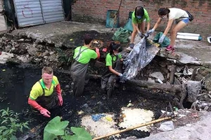 ‘Ông Tây móc cống’ vì tình yêu Hà Nội