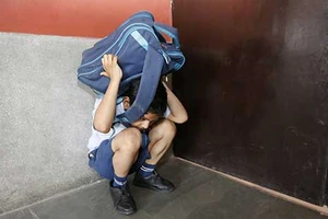 Bắt học sinh uống... nước tiểu của thầy giáo 