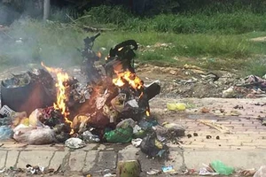 Bực vợ ham bài, chồng đốt xe