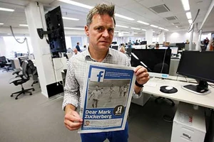Tổng biên tập đối đầu với Facebook vì ‘Em bé napalm’