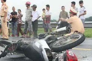 Xe máy chở 4 lao vào xe tải, 2 người tử vong 