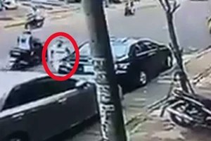 Camera quay cảnh ô tô bị rạch