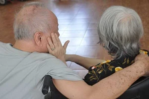 Cha mẹ già xin con vào ở viện dưỡng lão