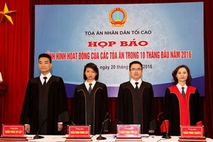 Thí điểm thẩm phán mặc áo choàng khi xử 