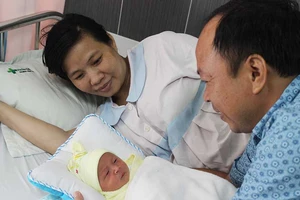 Mổ lấy thai 3,2 kg cùng khối u nặng gần 6 kg