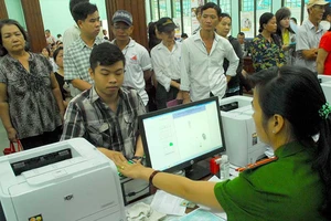 Thu phí cấp mới căn cước là trái luật?