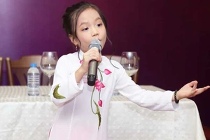 Em bé sún răng hát xẩm như thần