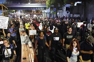 Charlotte giới nghiêm, người dân vẫn biểu tình phản đối