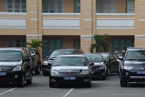 Khoán xe công và cái uy trong mắt dân 