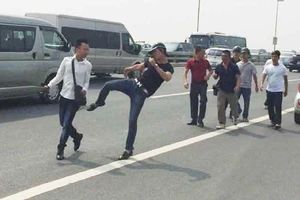 Chẳng lẽ đây là thói quen ứng xử trong công việc? 