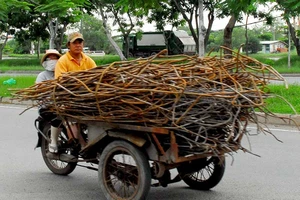 Phải phạt nặng xe chở tôn, sắt… cồng kềnh 