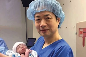 Em bé sinh ra từ một cha, hai mẹ