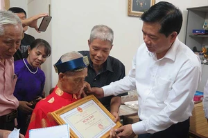 Bí thư Đinh La Thăng chúc thọ người cao tuổi