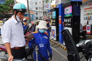 Người mua xăng lại bị 'móc túi' hơn 3.000 tỉ đồng