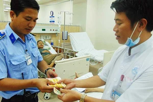 Nhân viên cấp cứu bán vé số giúp bệnh nhân 