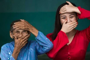 Tác giả ‘cụ bà Việt đẹp nhất thế giới’ tặng sách 