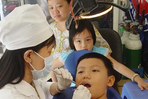 Nguy cơ bị mù mắt, tai biến do… nhổ răng