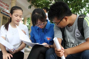 Đề toán khó, đề văn phân hóa chưa cao