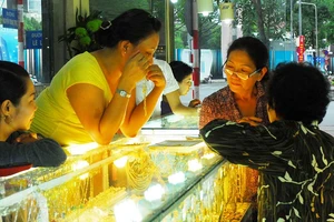 Giá vàng lao dốc, đừng hoảng loạn 