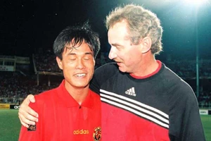 Riedl, Hữu Thắng và bài toán phòng ngự