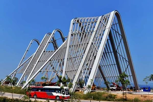 Đã nghe đã thấy: Cổng chào và giường bệnh 