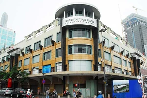 Hôm nay, tháo dỡ thương xá Tax