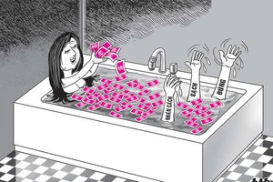 Tắm tiền, đốt trường... nhiều trò điên câu like