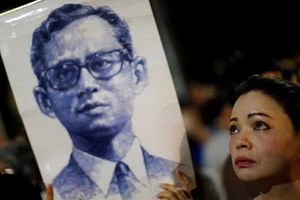 Quốc vương Bhumibol: Vị thánh sống của người Thái