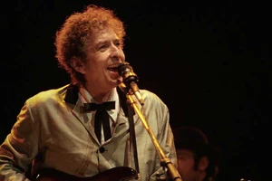 Thế giới bút chiến việc Bob Dylan ẵm Nobel