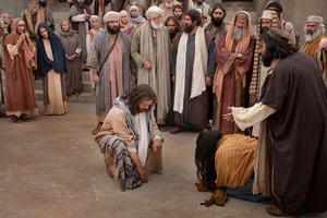 Lại cần người cất tiếng hỏi Ai vô tội hãy ném trước đi