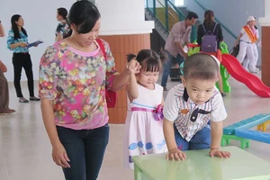 Mỏi mắt chờ hướng dẫn gửi trẻ ngoài giờ 