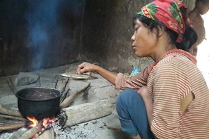 Vượt lũ vào chi viện bà con người Rục