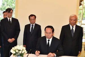 Chủ tịch nước viếng nhà vua Thái Lan 