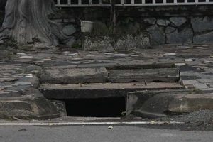 Khu vực cháu bé bị nước cuốn, nhiều cống vẫn há miệng