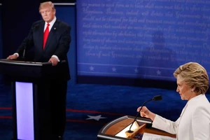‘So găng’ lần 3 với bà Clinton: Thảm họa của ông Trump