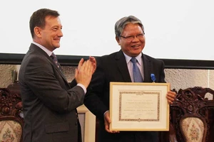 Ông Hà Hùng Cường nhận huân chương Quốc công của Pháp