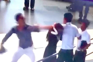 Đánh nữ nhân viên sân bay nhưng không chịu nhận 