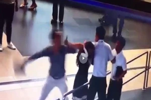 Đã đánh người, còn được nhận quà