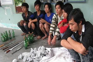 Băng nhóm giang hồ dạt ra vùng ven bảo kê, đòi nợ