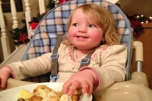 Mẹ giấu thức ăn vì sợ con vỡ bao tử