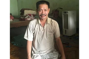 Cụt 2 chân chống người thi hành công vụ?