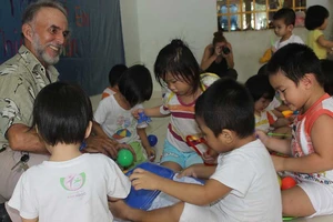 Ông Tây xây hàng trăm căn nhà cho người nghèo