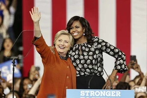 Bà Michelle Obama vận động chung với bà Clinton