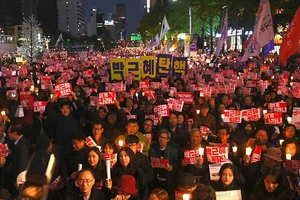 Các đảng Hàn Quốc đề nghị bắt bạn tổng thống 