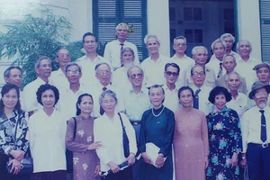 Cụ bà 92 tuổi cắp sách đi học tiếng Anh 