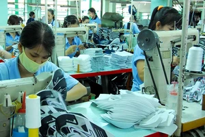 Giảm mức đóng bảo hiểm: Một mũi tên, hai mục đích